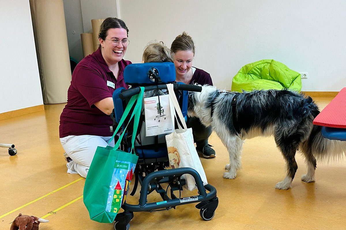 Hundetherapie für schwerbetroffene Patienten der Schön Klinik Vogtareuth