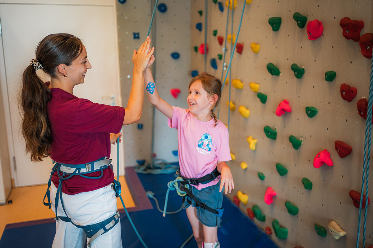 Therapeutische Kletterwand an der Schön Klinik Vogtareuth