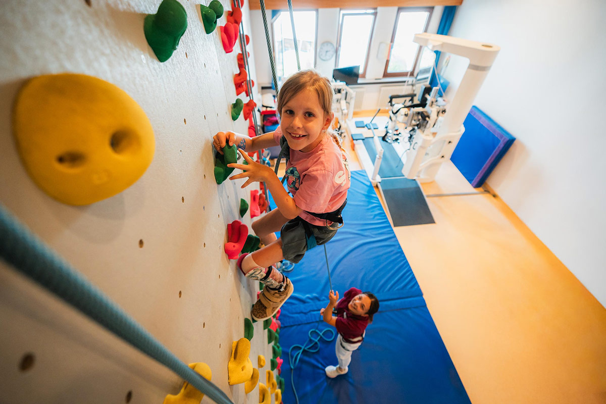 Therapeutische Kletterwand an der Schön Klinik Vogtareuth